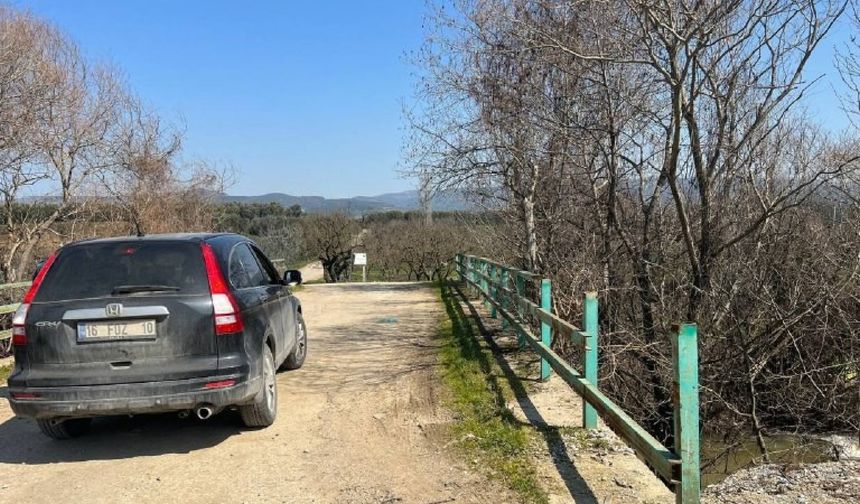 "Yok artık" köye giden yoldaki köprünün demirleri çalındı!