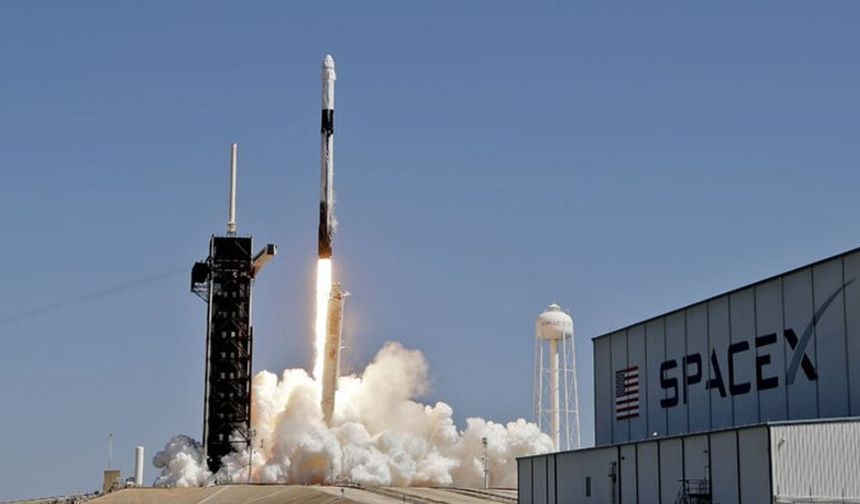 SpaceX, ABD’ye ait istihbarat uydusunu uzaya fırlattı!