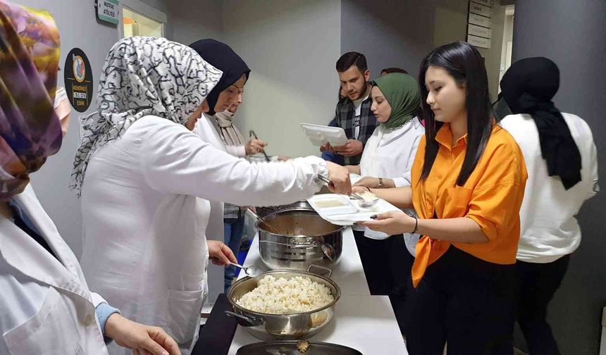 Aşçılık eğitiminde öğrendikleri ile arkadaşlarına iftar verdiler