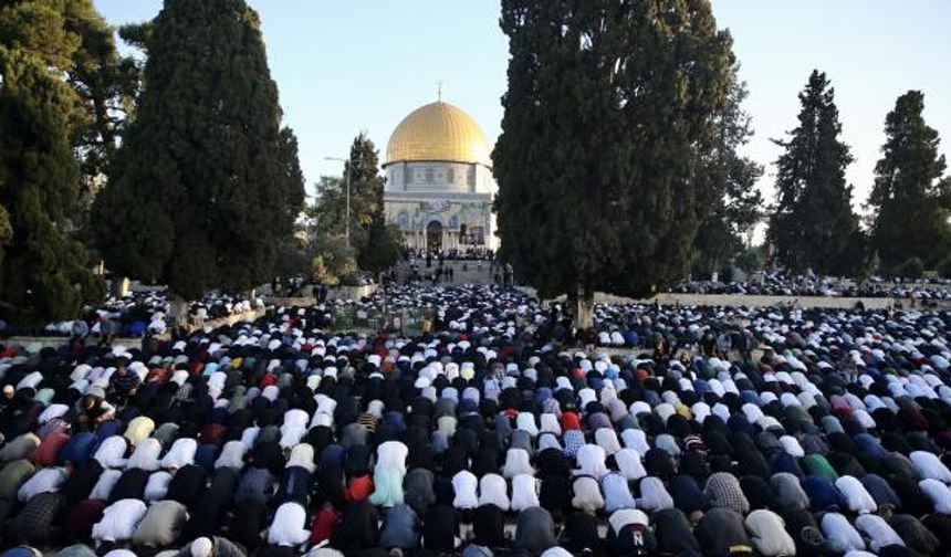 50 bin Müslüman İsrail saldırılarının gölgesinde Mescid-i Aksa’da Cuma namazı kıldı