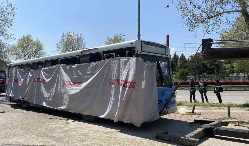 Bombalı saldırı sonucu, 7 personelin yaralandığı otobüs, olay yerinden kaldırıldı!