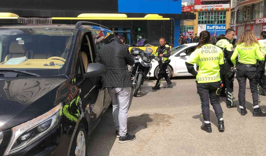 Minibüs motosikletli trafik polislerine çarptı! 2 polis yaralandı...