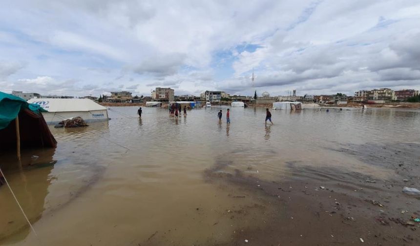 Sınırdaki mültecilerin çadırlarına sel suları bastı