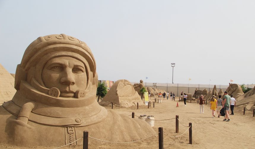 'Uzay Macerası' temalı kum heykellere yoğun ilgi!