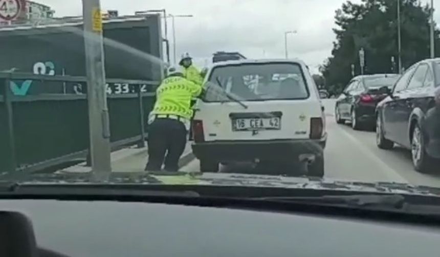 Bursa’da trafik polisinden takdir toplayan hareket!