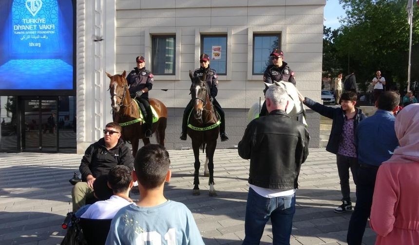 Bursa caddelerinin güvenliği atlı polislere emanet