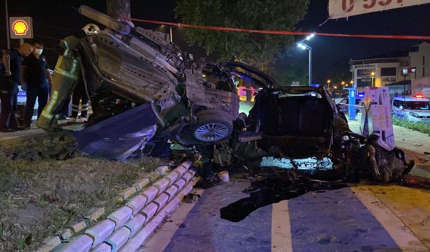Parçalanan otomobilin sürücüsü astsubay hayatını kaybetti