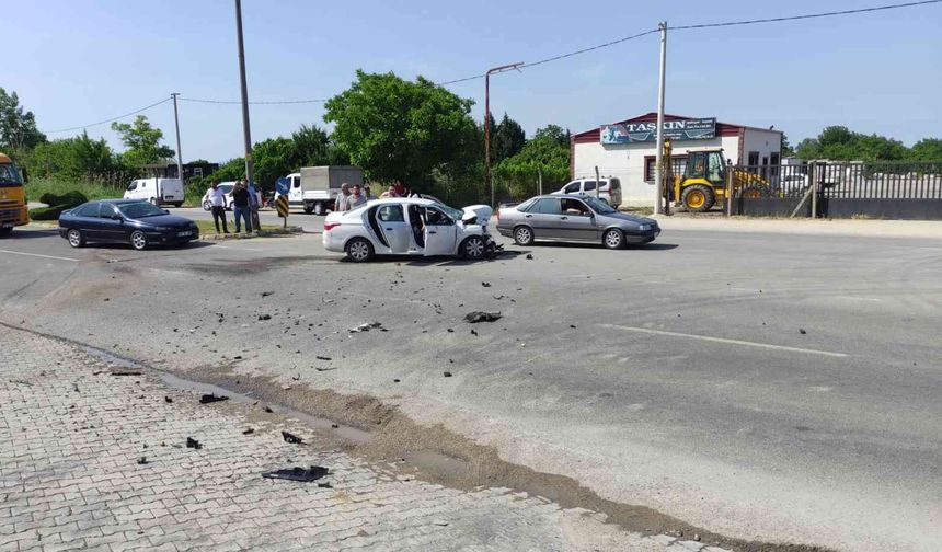 2 otomobilin kafa kafaya çarpıştığı kazanın araç içi kamera görüntüleri!