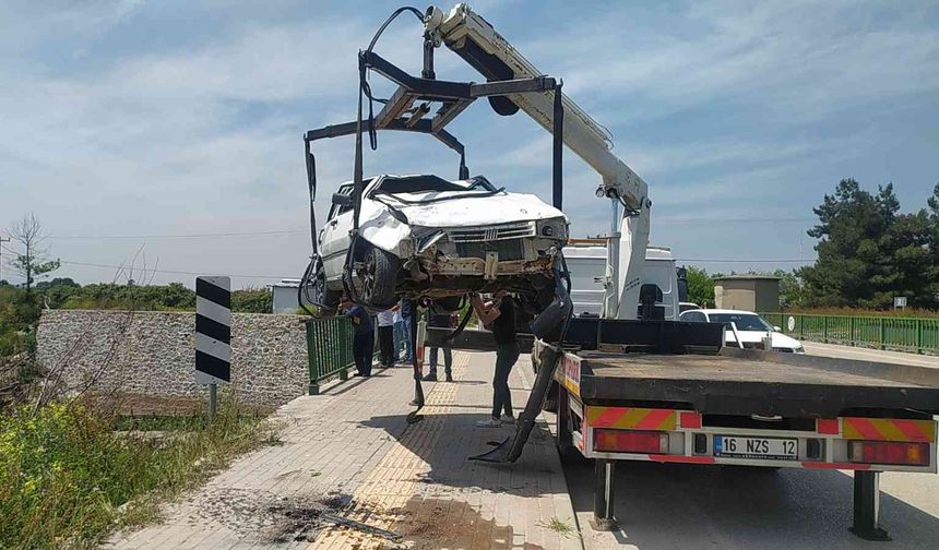 Bursa’da kontrolden çıkan otomobil köprüden aşağıya uçtu!