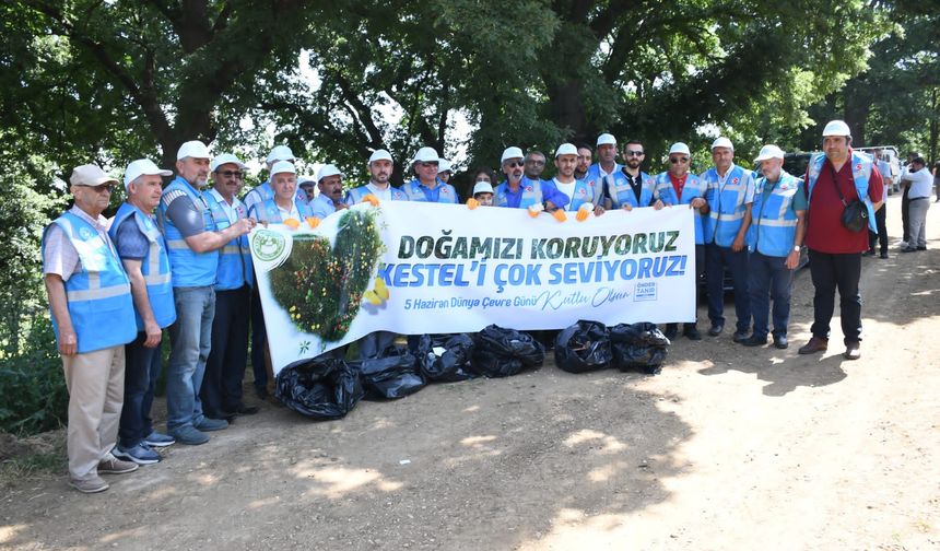 Kestel Belediye Başkanı Önder Tanır, gönüllülerle birlikte çöp topladı