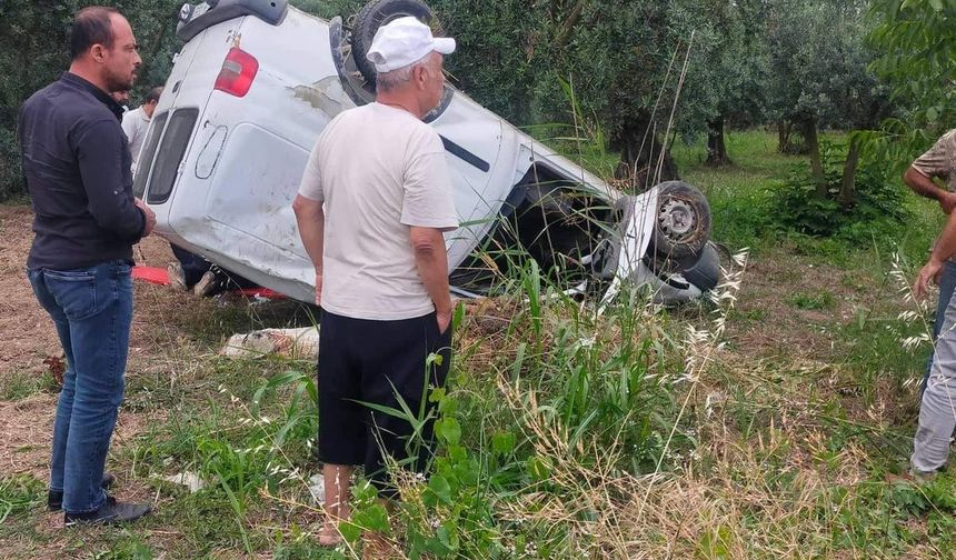Bursa’da kontrolden çıkan minibüs tarlaya uçtu: 3 yaralı