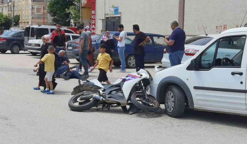 Bursa’da motosiklet araca saplandı!