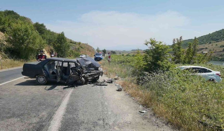 Otomobiller kafa kafaya çarpıştı: 4 yaralı!