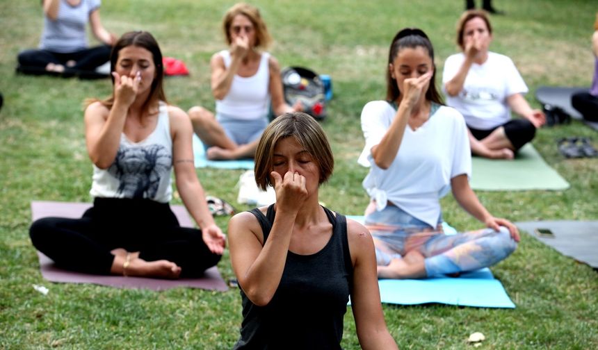 Yoga tutkunları Üç Fidan Gençlik Parkı’nda bir araya geldi