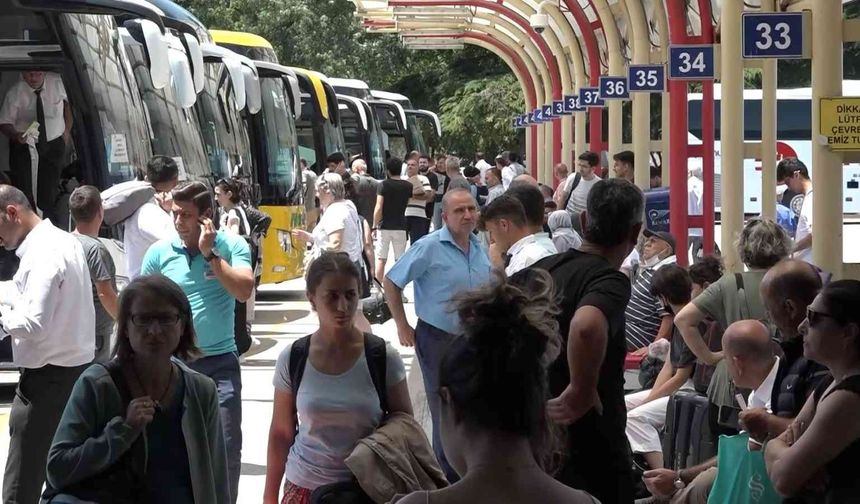 Tatili fırsat bilenler Akdeniz ve Ege sahillerindeki tatil mekanlarına akın ediyor!