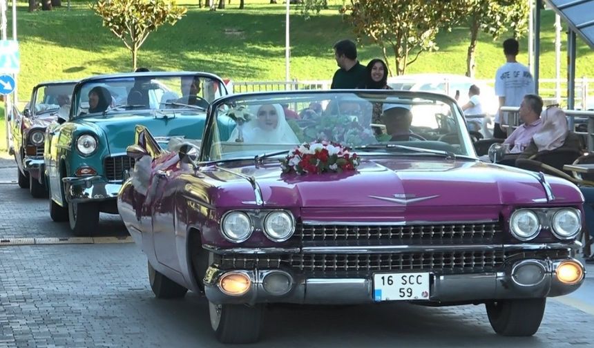Klasik oto sevdalısı çift, düğününde klasik otomobillerle konvoy yaptı!