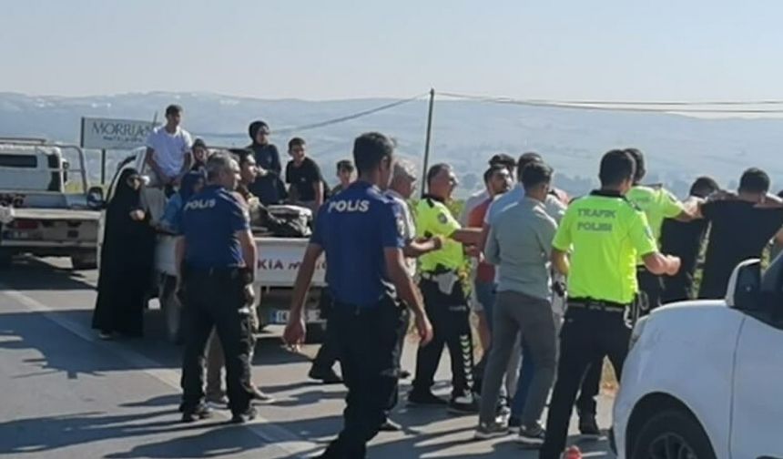 İnsan dolu kamyonet, trafikten men edilince ortalık karıştı!