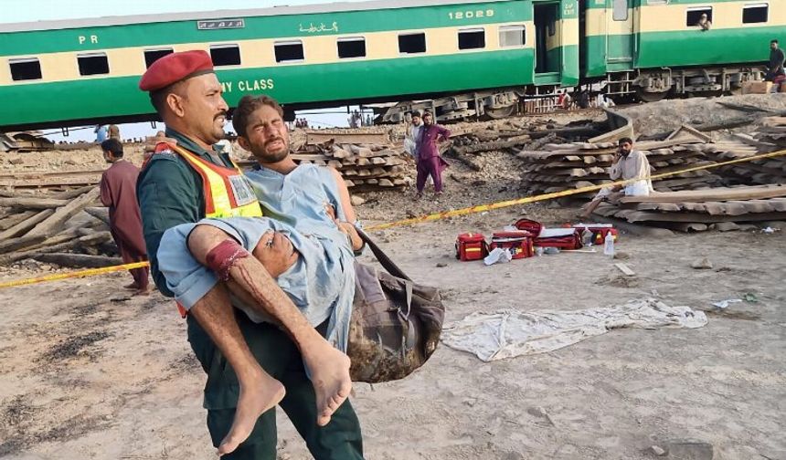 Pakistan'da bombalı saldırı! Tren raydan çıktı...