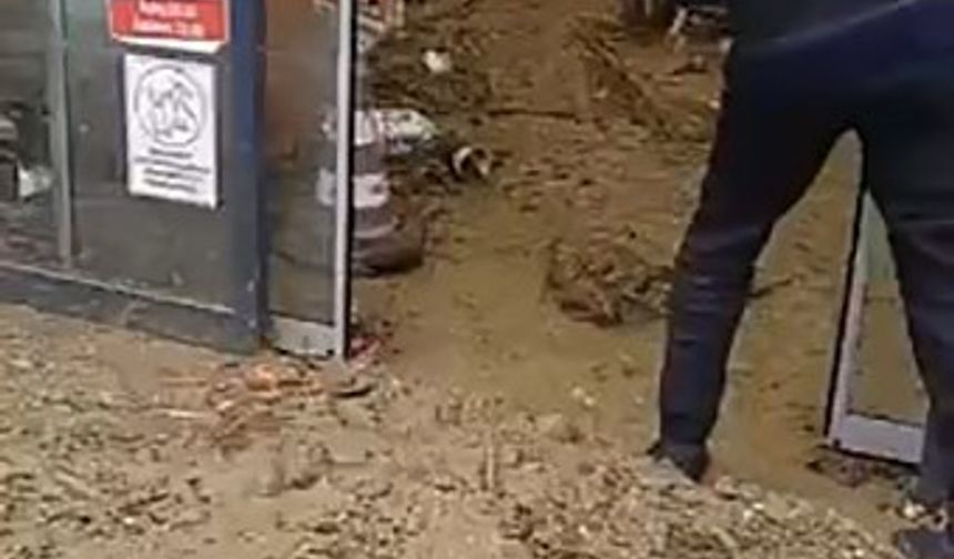Mudanya’da dere taştı, dükkanlar çamur deryasına döndü
