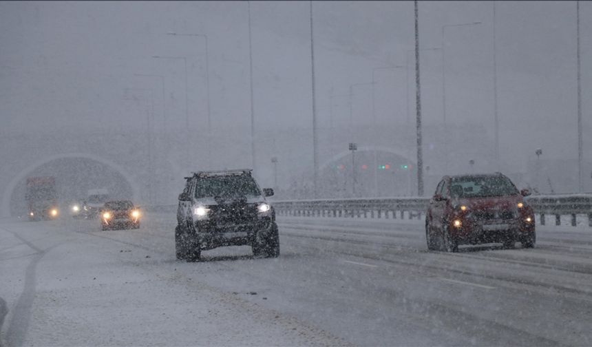 Kuzey Marmara Otoyolu'nda yoğun kar yağışı: Sürücüler ulaşımda güçlük çekiyor!