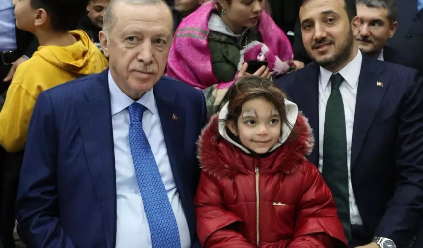 Erdoğan Deprem Sonrası Dışarıda Kalan Vatandaşları Ziyaret Etti