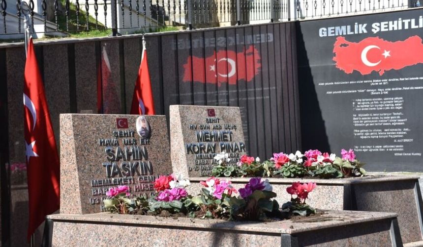 Gemlik’te Şehitliklere Titiz Bakım