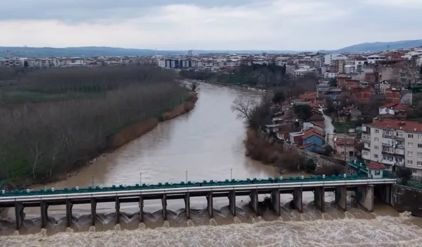 Bursa'da yağmurlar sonrası Mustafakemalpaşa Çayı coştu