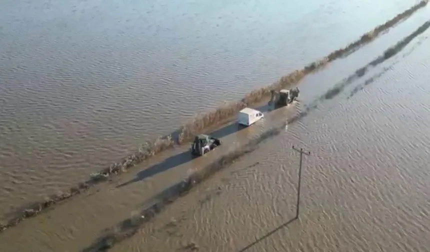 Bursa'da sel sularında araçta mahsur kaldı