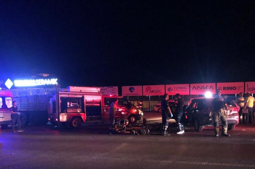 Bursa'da feci kaza! Otomobil tırın altına girdi: 2 kişi öldü, 2 kişi yaralandı